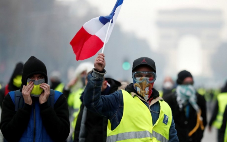 Ismét erőszakba torkollott a sárgamellényesek megmozdulása Párizsban