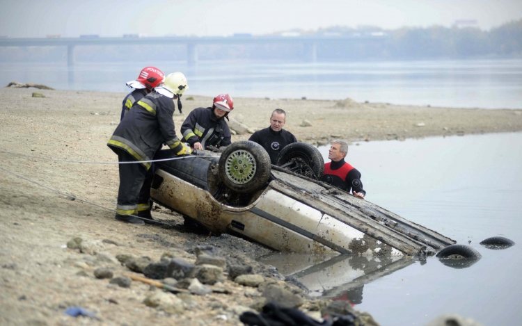 Autót találtak a rekord alacsony Dunában