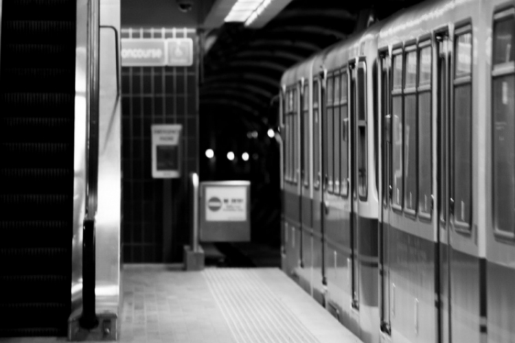 Életfogytiglanra ítéltek Romániában egy nőt, aki a metró elé lökött egy fiatalt