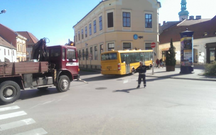 A ház állította meg a soproni buszt 