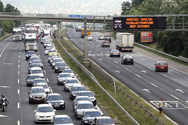 Magyar Közút: nagy forgalom várható az M1-M0-M5 útvonalon szerdáig