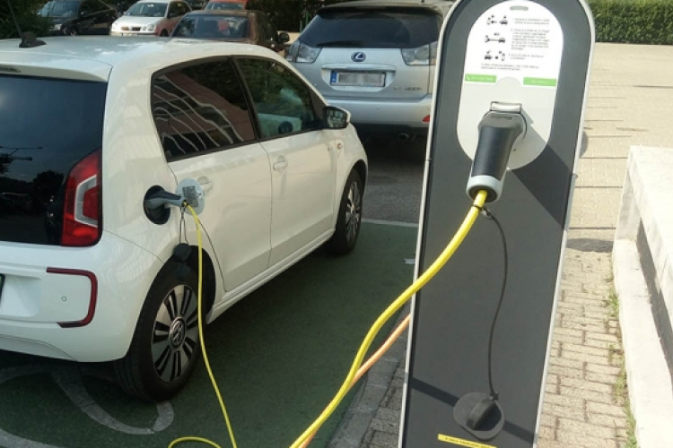 Elektromos járművekkel segítik a segélyszervezeteket