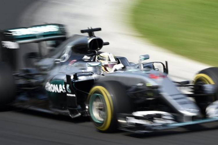 Hamilton indul az élről, Vettel a második helyről Texasban