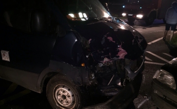 Súlyos baleset a a 84-es és a 85-ös utak találkozásánál: egy ember beszorult a kocsiba 