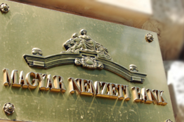 Devizahitelek - MNB: az aránytalan erőviszonyok 60-70 milliárdos banki többletbevételt jelentettek