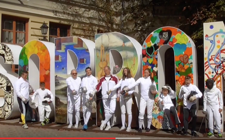 A soproni vívók elfoglalták a város tereit - Klassz flashmob videó!