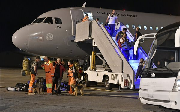 Hazaérkeztek Líbiából a magyar kutató-mentők