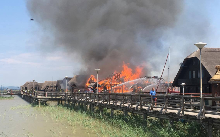 UPDATE! Tűz a Fertő tónál - Kigyulladt egy cölöpház
