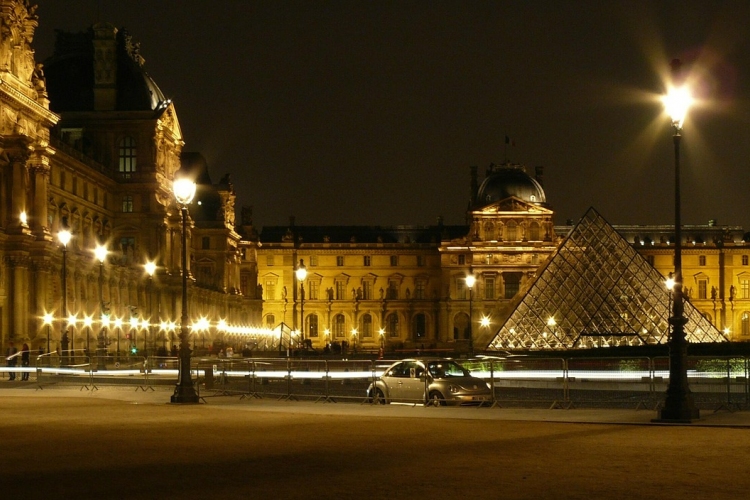 Újra kinyitott a Louvre