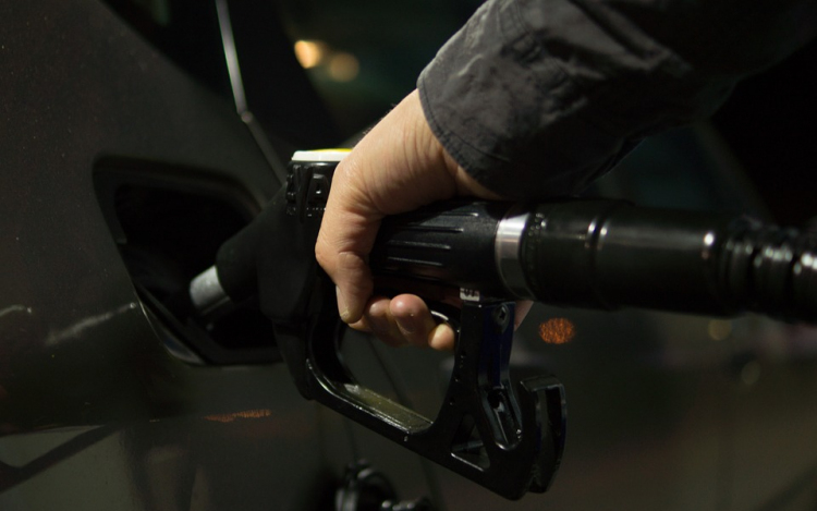 Mentesíti a brit kormány a versenyszabályok alól az üzemanyag-forgalmazókat