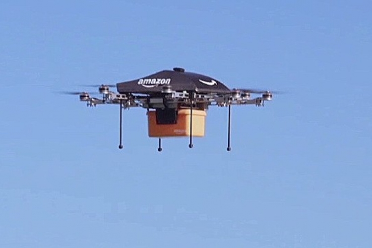 Drónnal szállított csomagot az Amazon Nagy-Britanniában