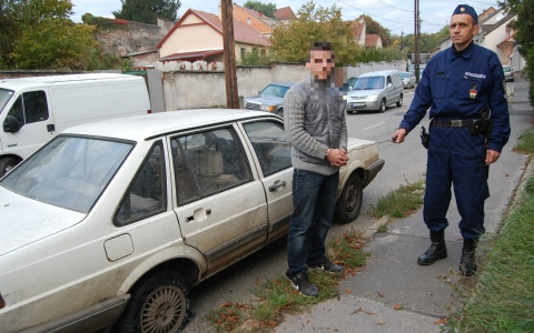 Lopott autóval, vezetői engedély nélkül közlekedett