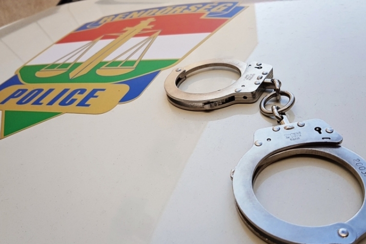 Embercsempészeket vettek őrizetbe Kecskeméten, 28 határsértőt szállítottak