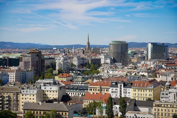Májusban kinyitnak az éttermek és a szállodák Ausztriában