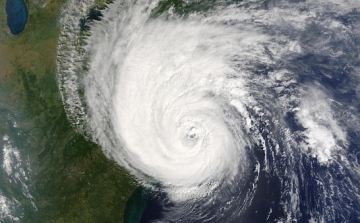 Az Eta nevű trópusi vihar Florida partjaihoz közelít 