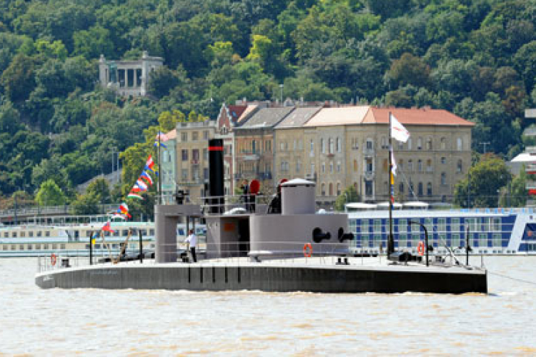 Hadihajó érkezik a Parlament elé