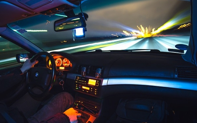 Újabb őrült autós a 85-ős főúton- veszélyesen előzgetett majd elmenekült a rendőrök elől!