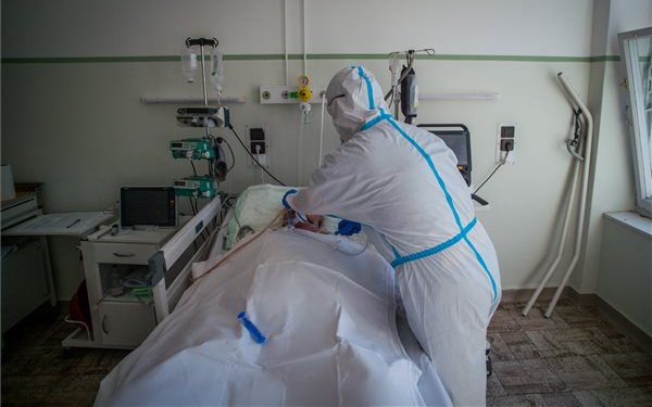 Meghalt 460 beteg, 27 830 új fertőzöttet találtak Magyarországon a hétvégén