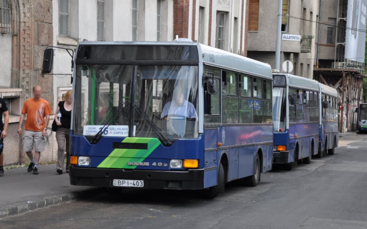 900 buszvezetőt küldene el a BKV?