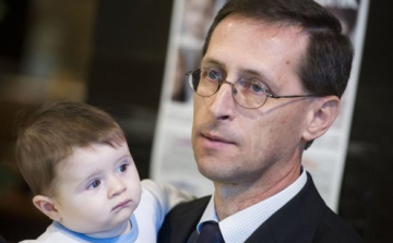 Kisfiával reklámozta a babakötvényt Varga