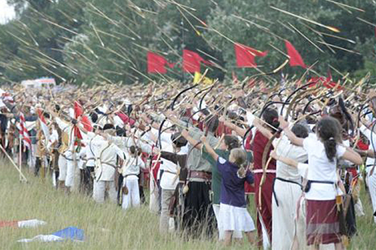 Több ezer hagyományőrző íjász találkozik Ópusztaszeren