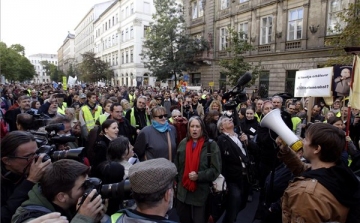 Pedagógusok világnapja - A Fidesz erőszakmentességre kérte a tüntetőket