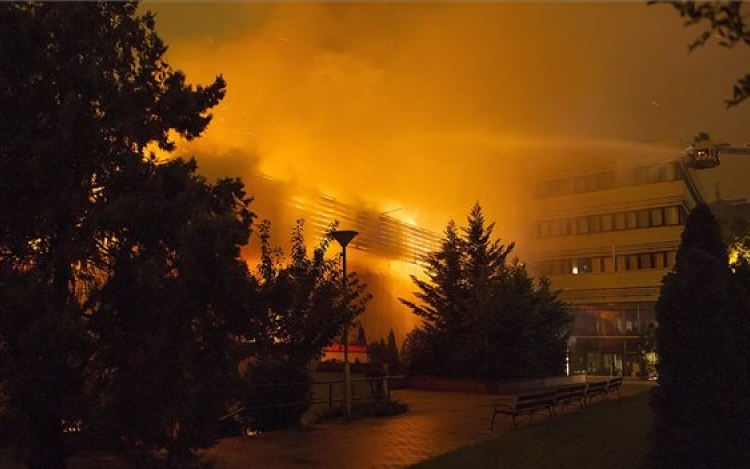 Tűz a Testnevelési Egyetemen -Teljes terjedelmében égett az épület