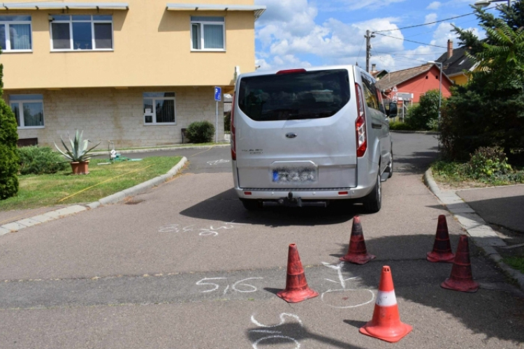 Tolatás közben lökte fel