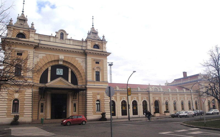 Bombariadó Szombathelyen - Késnek a GYSEV vonatai is