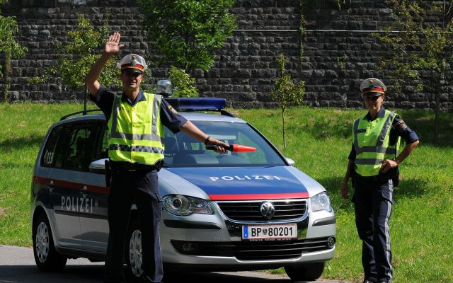 Osztrák ellenőrzés - Osztrák belügyminiszter: határozatlan ideig tart a fokozott közúti ellenőrzés