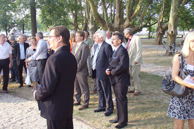 Augusztus 20. - Felavatták a Kézfogás Európa Szoborparkot Balatonalmádiban