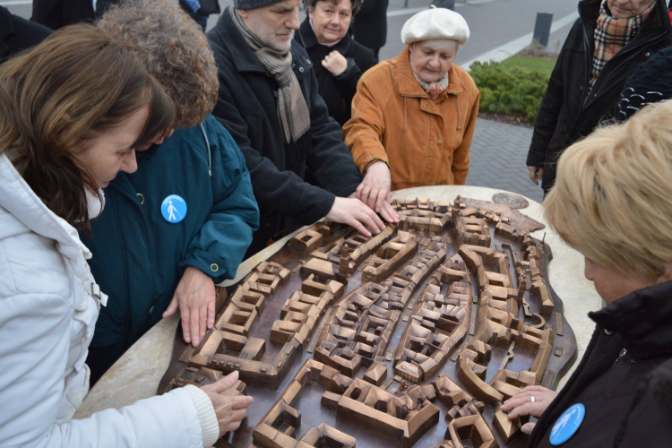 A vakok és gyengénlátók tájékozódását is megkönnyítő, belvárost ábrázoló makettel gazdagodott Sopron.