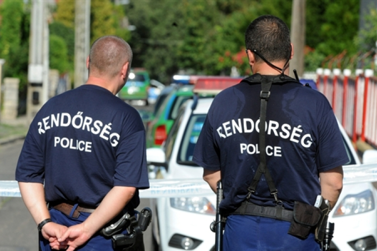 Illegális bevándorlás - A magyar osztrák határon fogtak el egy embercsempészt