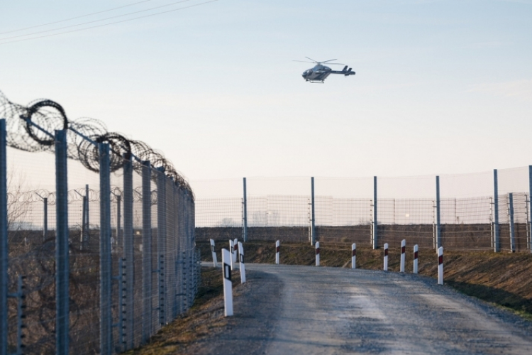Száznál több határsértőt tartóztattak fel virradóra Csongrád megyében