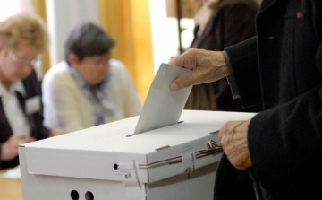 Hat településen tartanak ma időközi önkormányzati választást