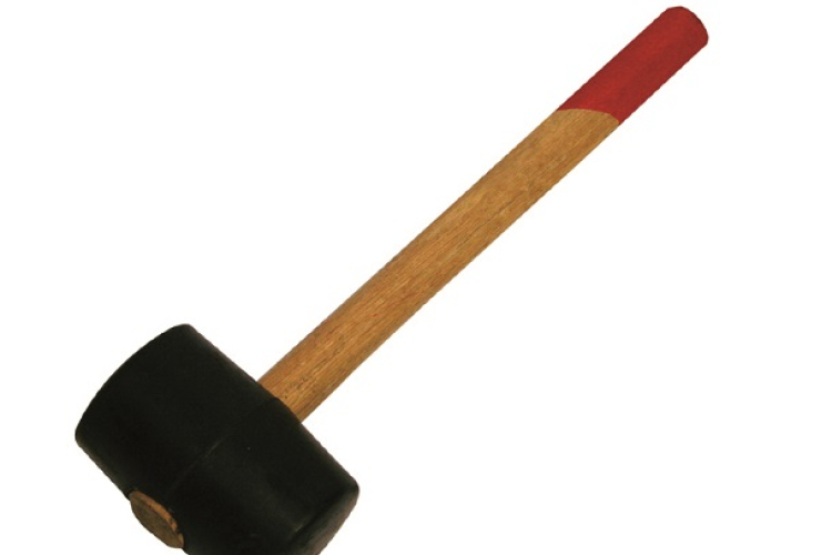 Gumikalapáccsal támadt az áldozatára