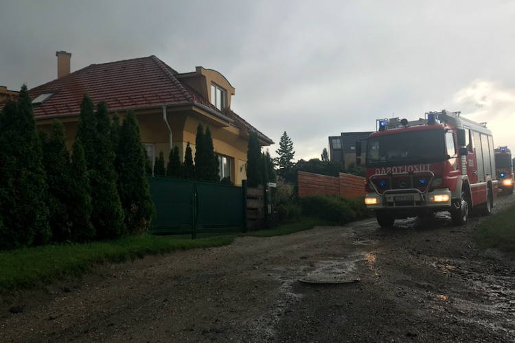 Villám csapott a soproni családi házba!