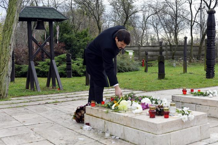 November 4. - Áder János lerótta kegyeletét a rákoskeresztúri Új Köztemetőben