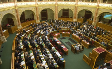 Interpellációk hangzanak el az Országgyűlésben