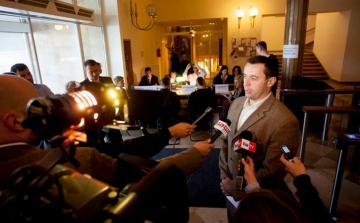 Eltávolították a Jobbik képviselőinek bútorait a Képviselői Irodaház aulájából
