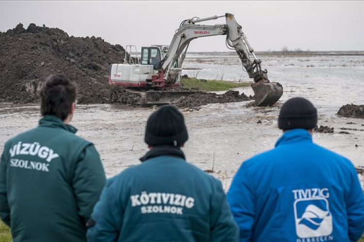Árvíz/belvíz - Lezárták az ágotai vészelzárót, átvágták a Hortobágy töltését
