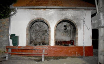 Egy dühöngő felgyújtotta az ikonikus mórágyi buszmegállót