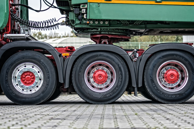 Több mint 20 millió forint bírságot szabtak ki külföldi teherautósokra