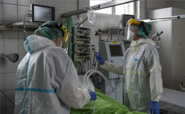 Meghalt egy beteg, 52 új fertőzöttet találtak Magyarországon