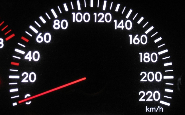 Július 1-től óránként 80 kilométerre csökken a sebességhatár a francia utakon
