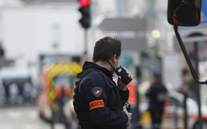 Merényletek Párizsban - Hárman meghaltak, öt embert őrizetbe vettek a rendőrségi akcióban