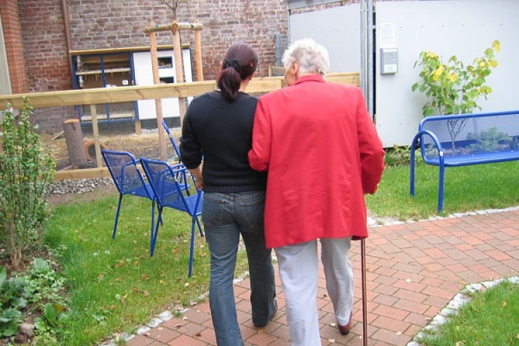 Soproni önkormányzat gondoskodik az idős emberekről
