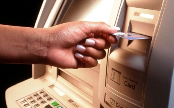 Egyre kevesebbet használjuk az ATM-eket