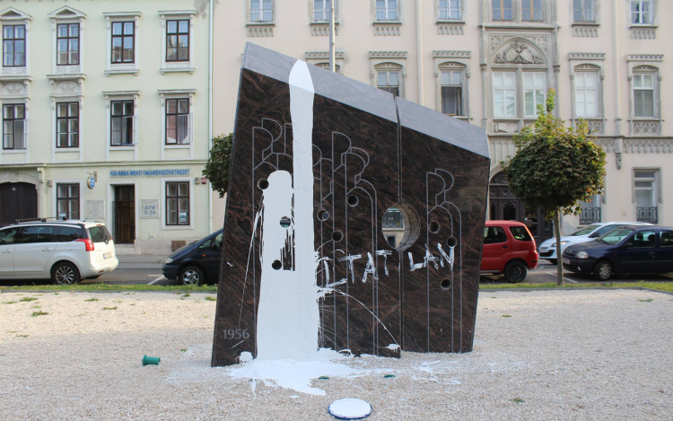 Feladták magukat a Széchenyi téri emlékművet rongáló fiatalok