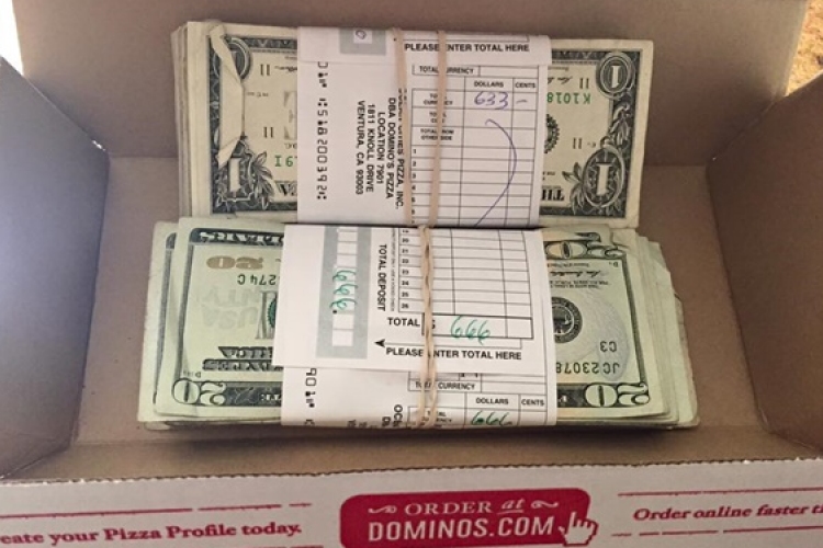 Csirkeszárnyakat rendelt, 1300 dollárt talált a dobozban